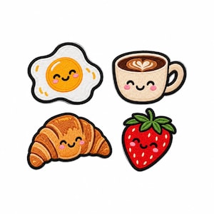 Op de afbeelding: Een set van vier geborduurde patches met schattige, lachende gezichtjes. De ontwerpen bestaan uit een gebakken ei met een gele dooier, een beige koffiemok met latte art, een goudbruine croissant en een rode aardbei met groene blaadjes.