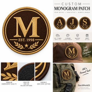 Op de afbeelding: Een ronde, gepersonaliseerde monogrampatch met een donkerbruine achtergrond, gouden borduursel en een centrale letter M. Het ontwerp bevat de tekst EST. 1998, een kleine ster en lauriertakken. De patch heeft een gouden rand en is afgebeeld op een bruine baseballpet en een groene rugzak.
