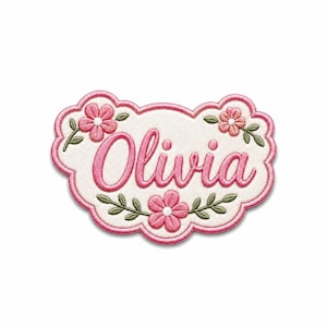 Op de afbeelding: Een geborduurde patch met een geschulpte rand met de naam Olivia in roze cursief schrift. De patch heeft een crèmekleurige achtergrond versierd met drie roze bloemen en groene bladeren, omlijnd met een bijpassende roze draadrand.
