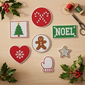 Może przedstawiać: Kolekcja haftowanych naszywek o tematyce bożonarodzeniowej w różnych kształtach, w tym choinka, laski cukrowe, piernik, serce z płatkiem śniegu, gwiazda, rękawica i zielony prostokąt z napisem "NOEL".