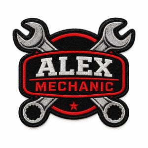 Op de afbeelding: Een ronde geborduurde patch met twee gekruiste zilveren moersleutels achter een zwart en rood embleem. De tekst ALEX is in witte blokletters geborduurd boven de rode tekst MECHANIC. Een kleine rode ster is onderaan in het midden geplaatst.