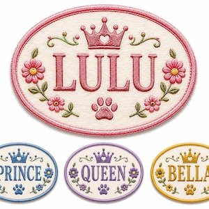 Könnte beinhalten: Vier ovale gestickte Aufnäher mit cremefarbenen Zentren und farbigen Rändern. Jeder Aufnäher zeigt eine Krone, einen Pfotenabdruck und Blumenranken um einen Namen oder Titel: LULU in Pink, PRINCE in Blau, QUEEN in Lila und BELLA in Gold.