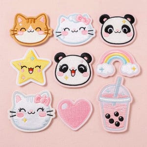 Puede incluir: Una colección de parches bordados con diseños de dibujos animados. Los parches incluyen un gato sonriente, un panda, una estrella, un arcoíris, un corazón y una bebida de té de burbujas. Los parches son de varios colores, incluyendo rosa, amarillo y blanco.