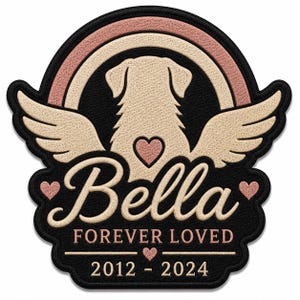 Op de afbeelding: Een zwarte geborduurde patch met een beige silhouet van een hond met vleugels, een roze regenboog en roze hartjes. De tekst Bella, FOREVER LOVED en 2012 - 2024 staat in beige en roze letters op een zwarte achtergrond met een geschulpte rand.