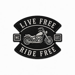 Puede incluir: Un parche bordado negro con un gráfico de motocicleta blanco en el centro. El texto LIVE FREE está arqueado sobre la motocicleta y RIDE FREE está arqueado debajo. Las letras MC están a la izquierda y EST. están en el lado derecho.