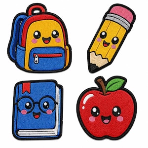 Op de afbeelding: Een set van vier geborduurde patches met schoolthema-figuren met lachende gezichten. De ontwerpen bevatten een gele en blauwe rugzak, een geel potlood met een roze gum, een blauw boek met een bril en een rode appel met een groen blaadje.