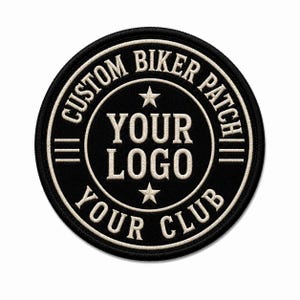 Puede incluir: Un parche bordado circular con fondo negro y bordes y texto cosidos en blanco. El texto dice CUSTOM BIKER PATCH en la parte superior y YOUR CLUB en la parte inferior, con YOUR LOGO en el centro flanqueado por dos pequeñas estrellas blancas.