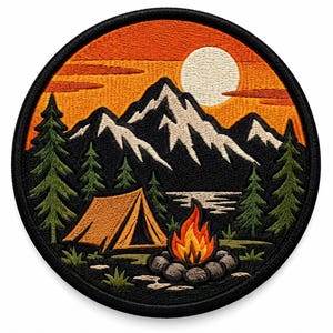 Puede incluir: Un parche bordado circular que muestra un paisaje con una tienda de campaña, una fogata, pinos verdes y montañas nevadas bajo un cielo naranja con un sol blanco. El diseño está rodeado por un borde negro grueso con costuras detalladas.