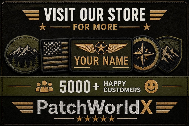 Może przedstawiać: Kolekcja haftowanych naszywek taktycznych na ciemnym tle. Tekst zawiera napisy VISIT OUR STORE FOR MORE, YOUR NAME, 5000+ HAPPY CUSTOMERS oraz PatchWorldX. Naszywki przedstawiają g&oacute;ry, flagę amerykańską, gwiazdę ze skrzydłami oraz kompas.