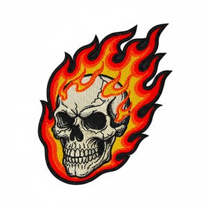 Pode incluir: Patch bordado com uma caveira envolta em chamas. A caveira é esbranquiçada com órbitas oculares pretas e uma mandíbula detalhada. As chamas são uma mistura vibrante de vermelho, laranja e amarelo, contornadas em preto. Adequado para jaquetas, bolsas ou outras roupas.