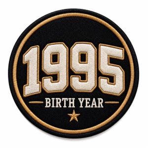 Könnte beinhalten: Ein kreisförmiger gestickter Aufnäher mit schwarzem Hintergrund und goldenem Rand. In der Mitte befindet sich der weiße Schriftzug 1995 in fetter Varsity-Schrift, darunter die Worte BIRTH YEAR und ein kleiner goldener Stern am unteren Rand.
