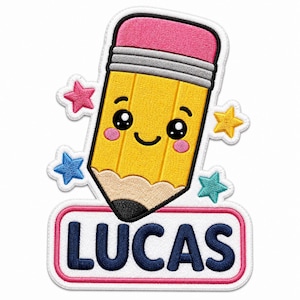 Puede incluir: Un parche bordado que muestra un lápiz amarillo con goma de borrar rosa, una cara sonriente y mejillas rosadas. El lápiz está rodeado de pequeñas estrellas rosas, amarillas y azules. Debajo hay una etiqueta blanca con el nombre LUCAS en azul marino.