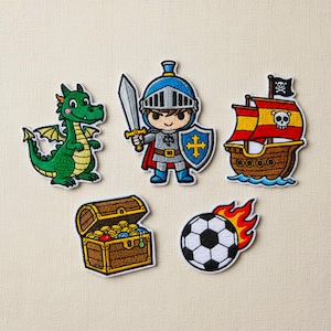 Puede incluir: Conjunto de cinco parches bordados con un dragón verde, un caballero con espada y escudo, un barco pirata con calavera, un cofre del tesoro y un balón de fútbol con llamas. Los parches son coloridos y detallados.