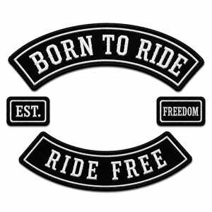 Puede incluir: Un conjunto de cuatro parches bordados negros con bordes y letras blancas. El parche arqueado superior dice BORN TO RIDE, los dos parches rectangulares pequeños laterales dicen EST. y FREEDOM, y el parche arqueado inferior dice RIDE FREE.