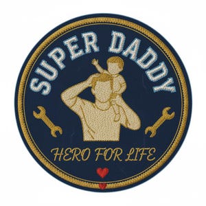 Op de afbeelding: Geborduurde patch met een marineblauwe achtergrond en gouden rand. De patch toont de woorden "SUPER DADDY" en "HERO FOR LIFE" in witte en gouden letters. Een vaderfiguur draagt een kind op zijn schouders, met twee gouden moersleutels en een rood hart.