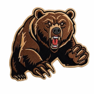 Puede incluir: Un parche bordado que muestra un oso pardo con un borde color canela. El oso aparece en una postura agresiva inclinada hacia adelante, con la boca abierta mostrando dientes blancos, una lengua roja y garras extendidas en sus patas delanteras.