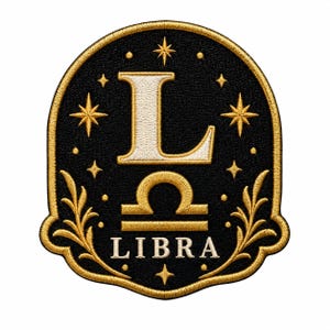 Może przedstawiać: Haftowana naszywka z czarnym tłem i złotą obwódką. Zawiera dużą białą literę L, złoty symbol zodiaku Wagi oraz słowo LIBRA w białym tekście. Wzór jest ozdobiony złotymi haftowanymi gwiazdami oraz gałązkami z liśćmi po obu stronach.