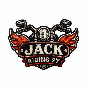 Puede incluir: Un parche bordado que muestra la parte delantera de una motocicleta con un faro central y manillar. Debajo, un emblema negro en forma de escudo muestra el texto blanco JACK y RIDING 27, enmarcado por llamas naranjas y rojas a ambos lados.