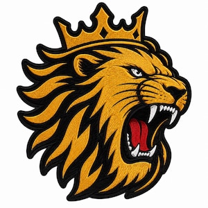 Pode incluir: Um emblema bordado apresentando uma cabeça de leão rugindo de perfil, usando uma coroa dourada. O leão tem uma juba amarelo-dourada com detalhes em preto, uma língua vermelha e presas brancas afiadas. O design é contornado por uma borda preta.