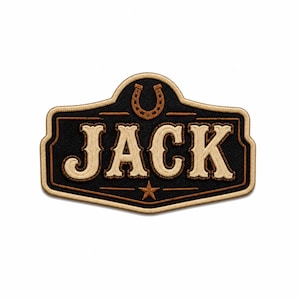 Pode incluir: Um emblema bordado retangular com fundo preto e borda bege. O emblema apresenta a palavra JACK em letras grandes de cor bege, um ícone de ferradura castanho acima do texto e uma pequena estrela castanha centrada abaixo do texto.