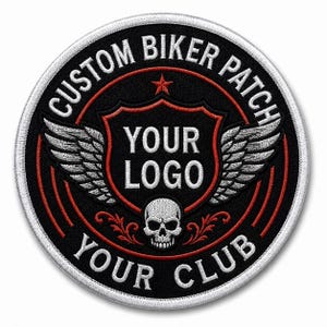 Peut inclure: Un écusson brodé circulaire sur fond noir avec une bordure blanche. Le texte CUSTOM BIKER PATCH et YOUR CLUB est brodé en blanc. Un écusson central à contour rouge affiche YOUR LOGO avec des ailes, une étoile rouge et un crâne.