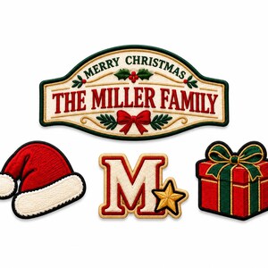 Könnte beinhalten: Ein Set aus vier bestickten Aufnähern, bestehend aus einem großen bogenförmigen Schild mit dem Text MERRY CHRISTMAS THE MILLER FAMILY, einer rot-weißen Weihnachtsmütze, einem großen Buchstaben M mit einem goldenen Stern und einem roten Geschenk.