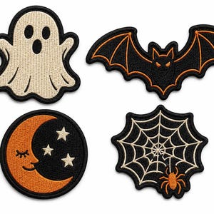 Puede incluir: Un conjunto de cuatro parches bordados que incluye un fantasma color crema, un murciélago negro y naranja, un parche circular con una luna creciente naranja y estrellas crema, y una telaraña negra con una araña naranja, todos con bordes negros.
