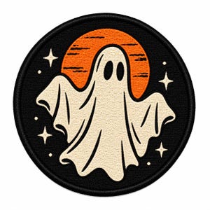 以下が含まれることがあります： 黒い背景に大きなオレンジ色の月と、クリーム色の幽霊が中央に配置された円形の刺繍ワッペン。幽霊には黒い楕円形の目があり、周囲には小さな白い四角い星と点が散りばめられています。