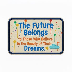 以下が含まれることがあります： クリーム色の背景と濃いネイビーの縁取りの長方形パッチ。「The Future Belongs to Those Who Believe in the Beauty of Their Dreams」というテキストが青とオレンジで書かれており、カラフルなペイントスプラッターがあります。
