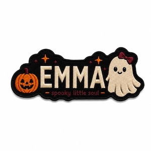 Könnte beinhalten: Ein schwarzer bestickter Aufnäher mit dem Namen EMMA in beigen Buchstaben, flankiert von einem orangefarbenen Kürbis links und einem beigen Geist mit roter Schleife rechts, sowie dem Text spooky little soul und orangefarbenen Sternen.