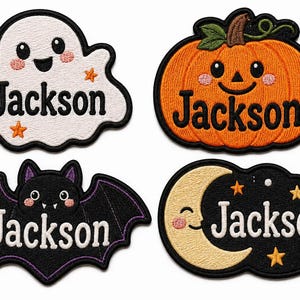 Könnte beinhalten: Vier bestickte Aufnäher mit Halloween-Motiven: ein weißes Gespenst, ein orangefarbener Kürbis, eine schwarze Fledermaus und ein gelber Halbmond mit Nachthimmel. Jeder Aufnäher zeigt den Namen Jackson in schwarzem oder weißem Garn gestickt.