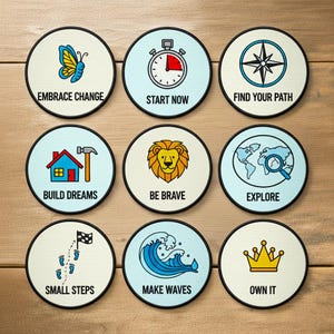 Könnte beinhalten: Neun runde Untersetzer mit motivierenden Sprüchen und Illustrationen. Die Motive zeigen einen Schmetterling, eine Stoppuhr, einen Kompass, ein Haus, einen Löwen, eine Weltkugel, Fußabdrücke, eine Welle und eine Krone. Jeder Untersetzer hat einen schwarzen Rand.