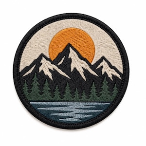 Peut inclure: Un écusson brodé circulaire représentant un paysage avec un grand soleil orange se levant derrière des sommets montagneux sombres aux sommets enneigés blancs. Sous les montagnes se trouve une forêt de pins verts et un lac bleu avec des ondulations.