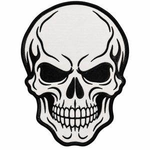 Op de afbeelding: Een zwart-witte geborduurde patch met een gestileerd menselijk schedelontwerp. De schedel heeft diepe zwarte oogkassen, een driehoekige neusholte en gedetailleerde tanden, allemaal omlijnd met dik zwart garen op een witte stoffen achtergrond.