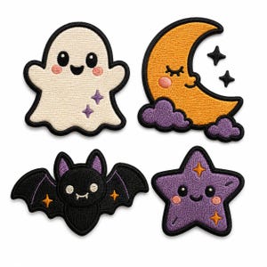 Può includere: Un set di quattro toppe ricamate raffiguranti un fantasma bianco con guance rosa, una luna crescente arancione con nuvole viola, un pipistrello nero con orecchie viola e una stella viola, tutte con bordi neri cuciti e piccoli dettagli.