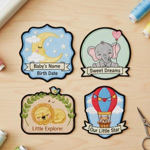 Könnte beinhalten: Vier bestickte Aufnäher mit Baby-Motiven. Einer zeigt einen Mond und Sterne, mit Platz für den Namen und das Geburtsdatum des Babys. Ein weiterer zeigt einen grauen Elefanten, der einen herzförmigen Ballon hält. Ein Löwe und ein Heißluftballon mit einem Teddybär sind ebenfalls abgebildet.