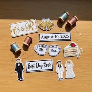 Op de afbeelding: Een assortiment geborduurde patches met huwelijksthema's, waaronder "C&R", gouden bellen, klosjes draad, "10 augustus 2025", "Mr. & Mrs." mokken, een stuk taart, een vork en bruids- en bruidegomfiguren. De zin "Best Day Ever" is ook aanwezig.