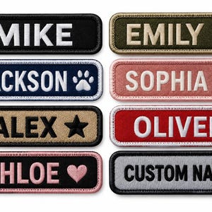 Peut inclure: Huit écussons rectangulaires brodés aux coins arrondis, chacun présentant un nom personnalisé et une petite icône. Les noms incluent MIKE, EMILY, JACKSON, SOPHIA, ALEX, OLIVER, CHLOE et CUSTOM NAME, avec des symboles comme des cœurs, une patte, une fleur et une étoile.