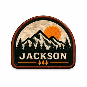 Peut inclure: Un écusson brodé en forme de demi-cercle représentant une chaîne de montagnes, un soleil orange vif et une forêt de pins vert foncé. Le mot JACKSON est brodé en lettres capitales blanches au-dessus d'une ligne orange avec trois petits pins.