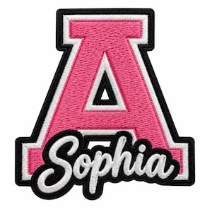Pode incluir: Um emblema bordado com uma letra A grande em estilo bloco, na cor rosa vibrante, com uma borda interna branca e uma borda externa preta espessa. O nome Sophia está bordado em letra cursiva branca na parte inferior da letra A.