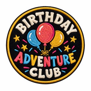 Op de afbeelding: Een ronde geborduurde patch met een zwarte achtergrond en een gele rand. Het bevat de witte tekst BIRTHDAY ADVENTURE CLUB, drie ballonnen in rood, blauw en geel, en kleine gele sterren en kleurrijke confetti-accenten over het hele ontwerp.