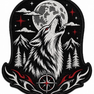 Könnte beinhalten: Ein schwarzer bestickter Aufnäher mit einem weißen Wolf, der den Vollmond anheult. Das Design zeigt weiße Berggipfel, Tannen, rote Sterne und unten eine zentrale Kompassrose mit roten und weißen tribalartigen Akzenten an den Rändern.