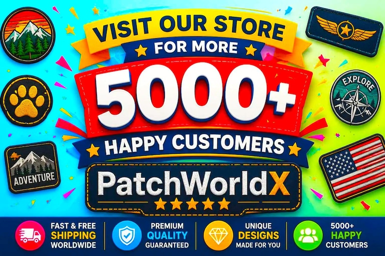 Op de afbeelding: Een promotionele afbeelding met de tekst VISIT OUR STORE FOR MORE 5000+ HAPPY CUSTOMERS en PatchWorldX met vijf sterren. De afbeelding toont diverse geborduurde patches, waaronder bergen, een pootafdruk, een kompas en een Amerikaanse vlag.