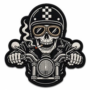 Könnte beinhalten: Ein gestickter Aufnäher mit einem Totenkopf, der einen schwarzen Helm mit weißem Karomuster und eine braune Brille trägt. Der Totenkopf raucht eine Zigarette, trägt eine schwarze Lederjacke und hält den Lenker eines Motorrads.