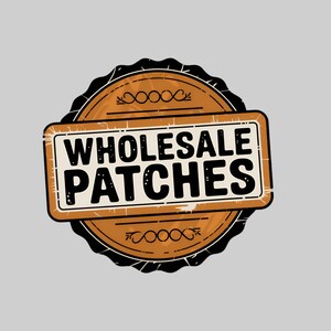 Puede incluir: Un emblema marrón y negro con el texto "WHOLESALE PATCHES" en blanco. El diseño tiene una estética vintage, con elementos decorativos y un fondo gris claro. El emblema es circular.