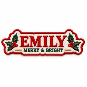 Può includere: Una toppa ricamata con sfondo bianco e bordo rosso. Il testo EMILY è in rosso, mentre MERRY & BRIGHT è in verde scuro. Il design presenta foglie di agrifoglio verdi e bacche rosse su entrambi i lati del testo, con una linea color oro.