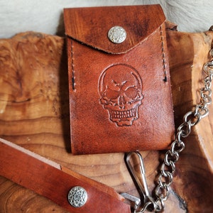 Funda de identificación de tarjeta de cuero hecha a mano con estampado de calavera y cadena estilo billetera motera minimalista