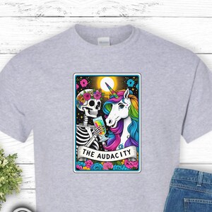 Kühnheit Tarot Unisex T-Shirt, Skeleton Einhorn Shirt, Tarot Karte Tee, Okkulte Kleidung, Gothic Tee, Einhorn Tarot Karte Tshirt, Lustige Tarot Karte