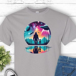 Bigüß und Alien Unisex T-Shirt, UFO Wald Abenteuer Shirt, Außerirdische Cryptid Top, Sci-Fi Grafik T-Shirt, Fabelwesen Kleidung