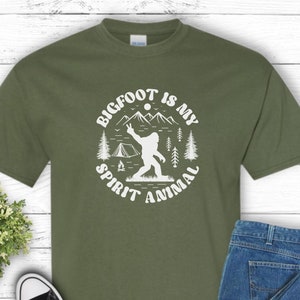 Bigfoot Is My Spirit Animal Tee, prezent dla miłośnika Yeti, koszulka dla miłośnika Sasquatch, top dla entuzjastów kryptydów, zabawna koszulka z motywem natury, koszulka Outdoor Adventure